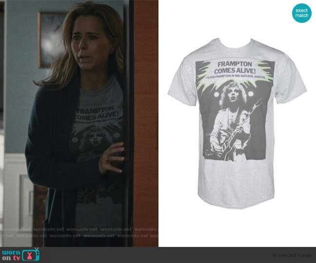 PETER FRAMPTON Comes Alive Men's T-Shirt worn by Elizabeth McCord (Téa Leoni) on Madam Secretary