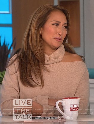 Carrie’s beige turtleneck cutout sweater on The Talk