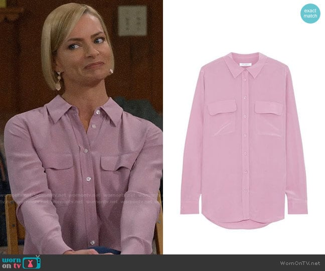 Equipment Slim Signature Silk Blouse in Lavender worn by Jill Kendall (Jaime Pressly) on Mom