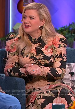 Kelly’s floral print ruched dress on The Kelly Clarkson Show
