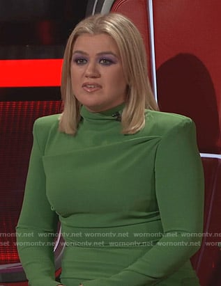 Kelly Clarkson’s green padded shoulder dress on The Voice