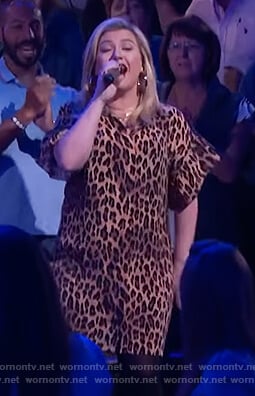 Kelly Clarkson’s leopard print tunic dress on The Kelly Clarkson Show