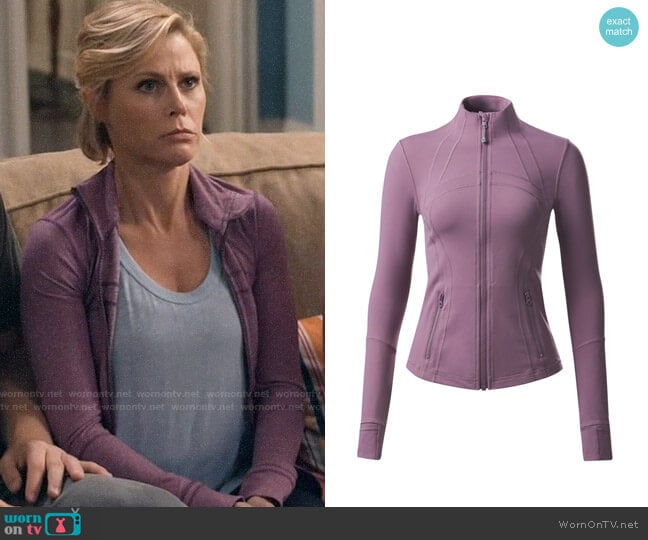 Lululemon Define Jacket in Dusty Mauve worn by Claire Dunphy (Julie Bowen) on Modern Family