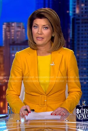 Norah’s yellow belted suit on CBS Evening News