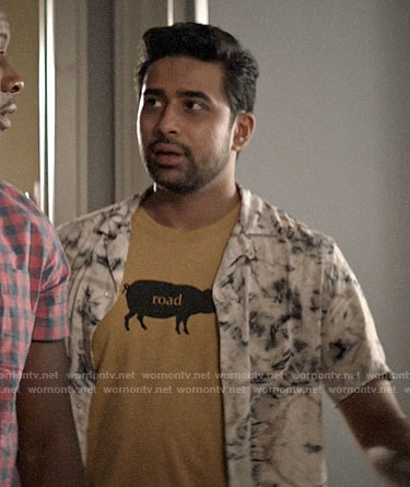 Rakesh’s yellow pig road graphic t-shirt on God Friended Me
