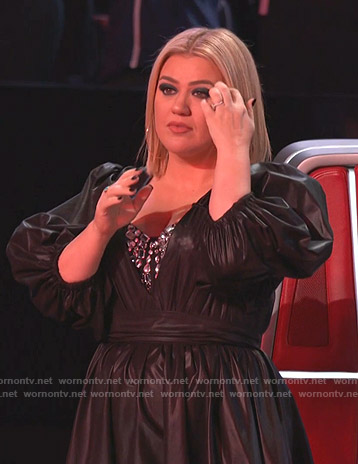 Kelly Clarkson's black puff sleeve dress on The Voice