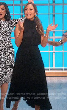 Carrie’s black pleated dress on The Talk