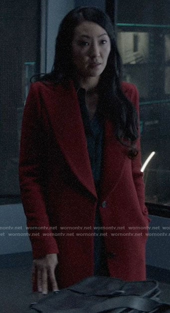 Catherine’s red coat on Batwoman