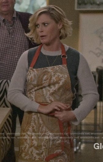 Claire's paisley Thanksgiving apron on Modern Family