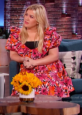 Kelly’s floral puff sleeve dress on The Kelly Clarkson Show