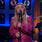 Kelly’s pink paisley print maxi dress on The Kelly Clarkson Show