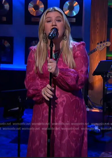 Kelly’s pink paisley print maxi dress on The Kelly Clarkson Show