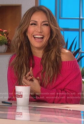 Carrie’s pink off shoulder sweater on The Talk