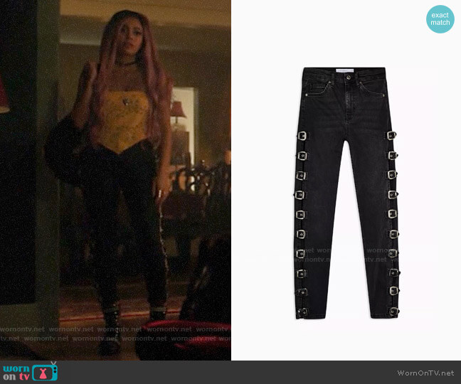 Topshop Washed Black Buckle Jamie Jeans worn by Toni Topaz (Vanessa Morgan) on Riverdale