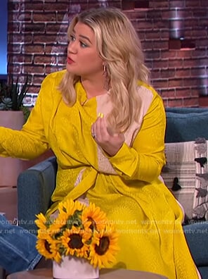 Kelly’s yellow silk colorblock dress on The Kelly Clarkson Show