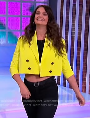 Sam DeRosa’s lime cropped blazer on The Kelly Clarkson Show