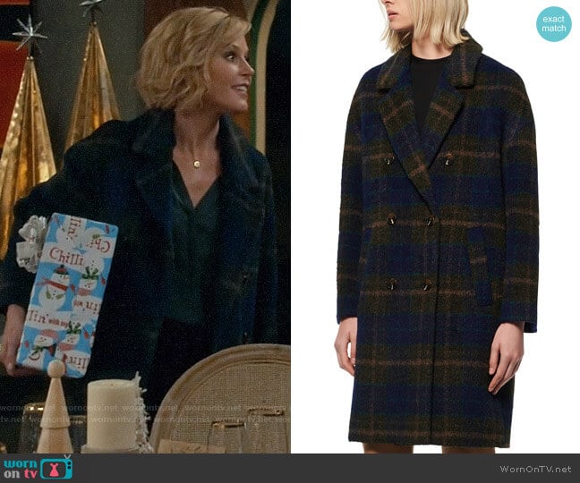 Andrew Marc Double-Breasted Plaid Coat worn by Claire Dunphy (Julie Bowen) on Modern Family