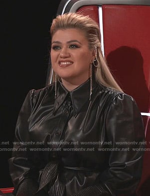 Kelly Clarkson’s black leather shirtdress on The Voice