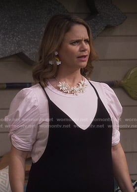 Kimmy’s pink twisted sleeve tee on Fuller House