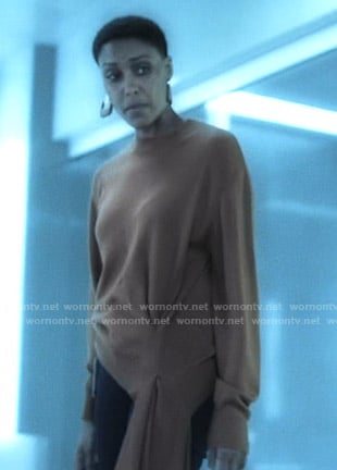 Lynn's brown asymmetric sweater on Black Lightning