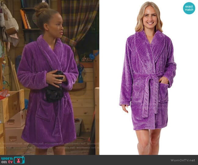 Plush Fleece Chevron Bathrobe by Silver Lilly worn by Ava (Shelby Simmons) on Bunkd