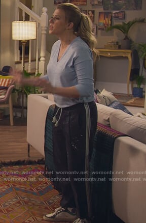 Stephanie’s blue v-neck sweater and pants on Fuller House