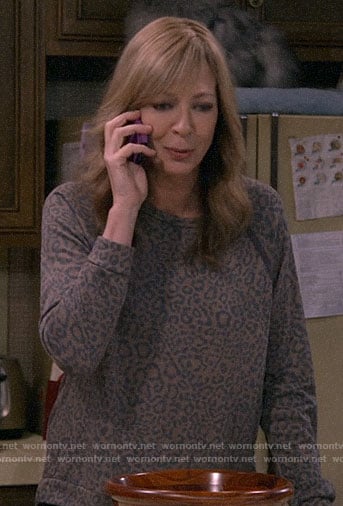 WornOnTV: Bonnie's leopard sweatshirt on Mom, Allison Janney