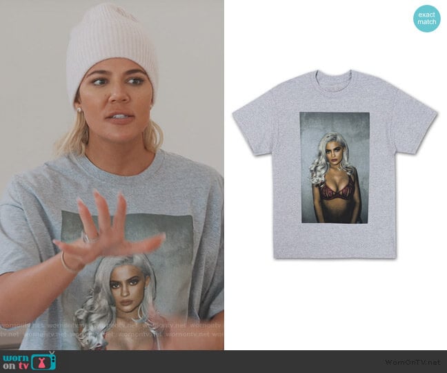 Wornontv Khloe S Gray Kylie Print Tee On Keeping Up With The Kardashians Khloe Kardashian Clothes And Wardrobe From Tv