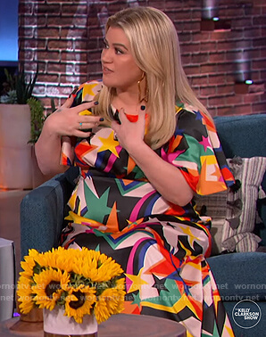 Kelly’s multicolored star print maxi dress on The Kelly Clarkson Show