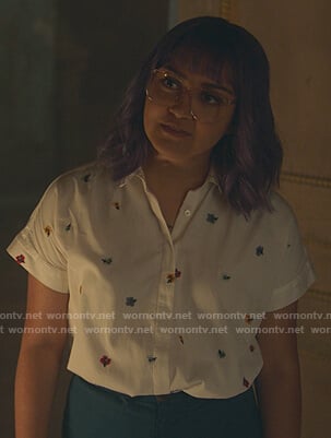 Gert’s white floral embroidered shirt on Marvels Runaways