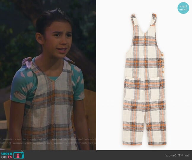 Relaxed Fit Overalls by Zara worn by Gwen (Scarlett Estevez) on Bunkd