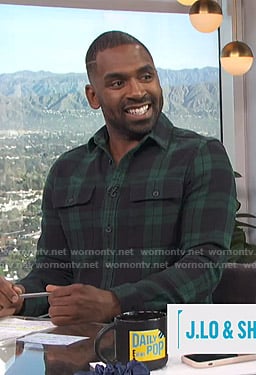 Justin’s green plaid flannel shirt on E! News Daily Pop