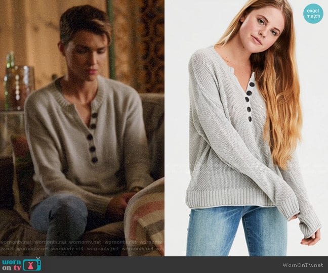 AE Oversized Henley Pullover Sweater worn by Kate Kane (Ruby Rose) on Legends of Tomorrow