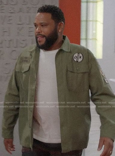 Andre's green shirt with patches on Black-ish