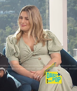 Carissa’s green button front maternity dress on E! News Daily Pop