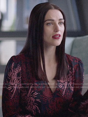 Lena’s floral print v-neck dress on Supergirl