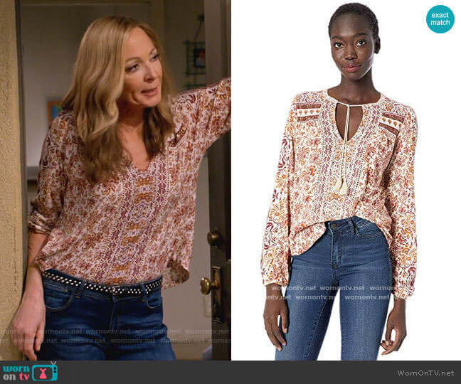 Wornontv Bonnies Beige Printed Top On Mom Allison Janney Clothes And Wardrobe From Tv 