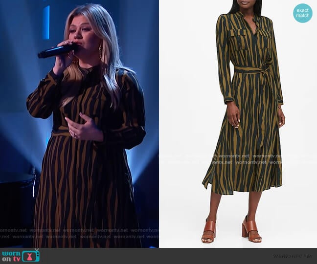 Print Utility Shirt Dress by Banana Republic worn by Kelly Clarkson on The Kelly Clarkson Show