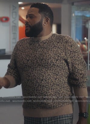 Andre’s beige leopard print sweater on Grown-ish