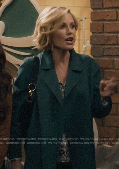 Claire’s short green coat on Modern Family