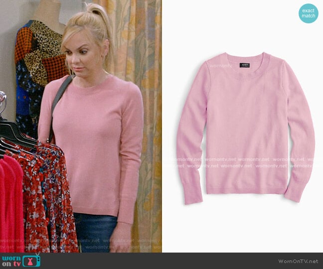 J. Crew Long-sleeve everyday cashmere crewneck sweater worn by Christy Plunkett (Anna Faris) on Mom