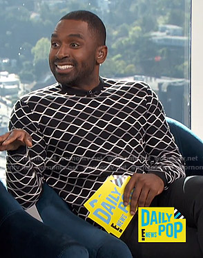 Justin’s black wave patterned sweater on E! News Daily Pop