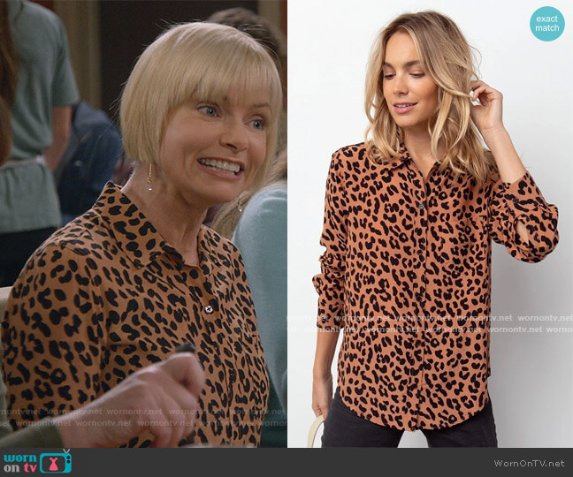 WornOnTV: Jill’s leopard print button down shirt on Mom | Jaime Pressly ...