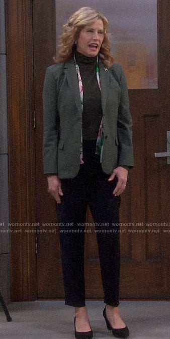 Vanessa’s green blazer on Last Man Standing