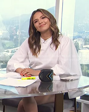 Erin's white draped sleeve top on E! News Daily Pop