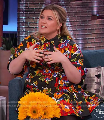 Kelly Clarkson’s black floral shirtdress on The Kelly Clarkson Show