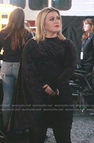 Kelly Clarkson’s black velvet draped side dress on The Voice