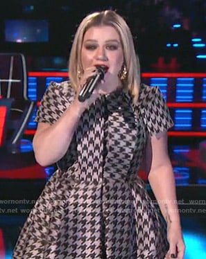 Kelly Clarkson’s grey houndstooth mini dress on The Voice