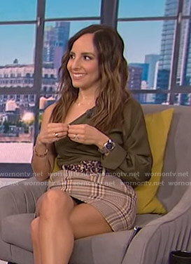 Lilliana’s green one-shoulder top and plaid skirt on E! News