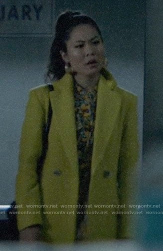 Mary’s yellow coat on Batwoman